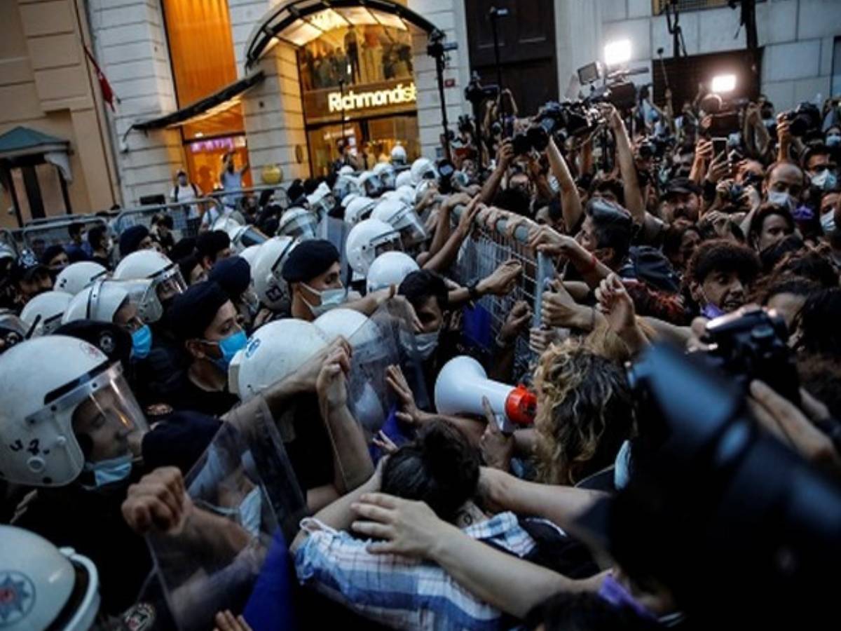 Women in Turkey protest against withdrawal from gender protection treaty
