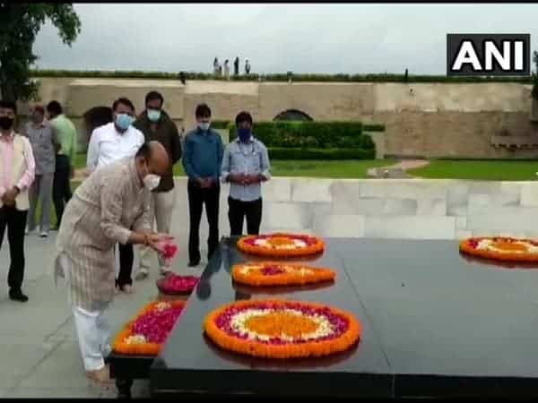 Karnataka CM pays floral tribute to Mahatma Gandhi at Raj Ghat