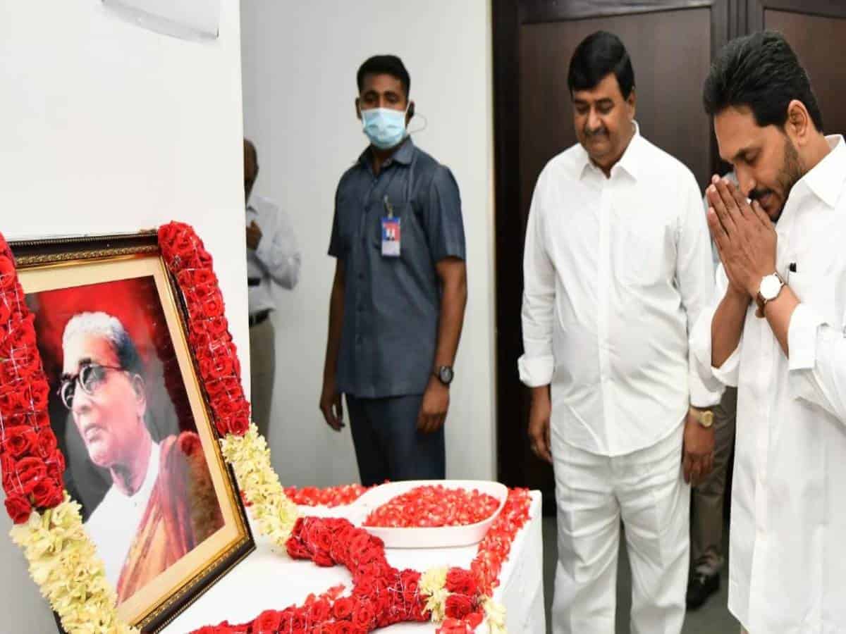 Jagan pays tributes to first Andhra CM Tanguturi Prakasam Pantulu