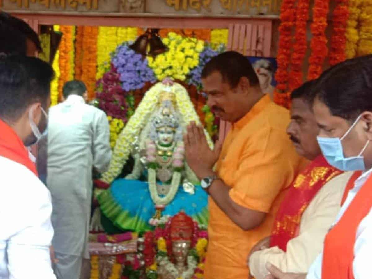 Raja Singh prays at Bhagyalaxmi temple for Bandi Sanjay's padayatra
