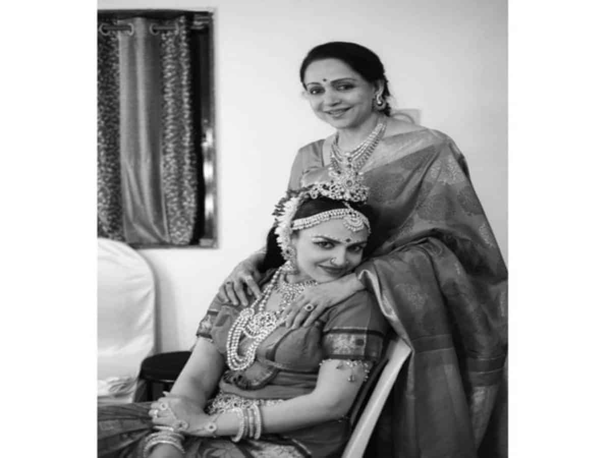 Esha Deol wishes mother Hema Malini on teachers' day