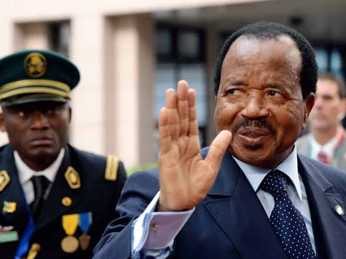 Soldiers detain Guinea's president, dissolve government