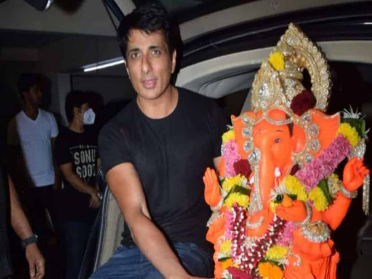 Sonu Sood danced his heart out at Ganesh Visarjan