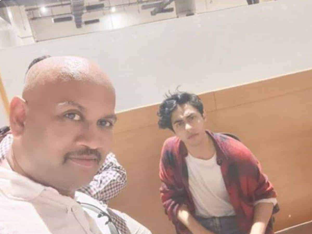 Lookout notice for man in viral selfie with Aryan Khan