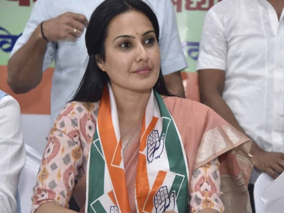Actress Kamya Panjabi joins Congress in Mumbai