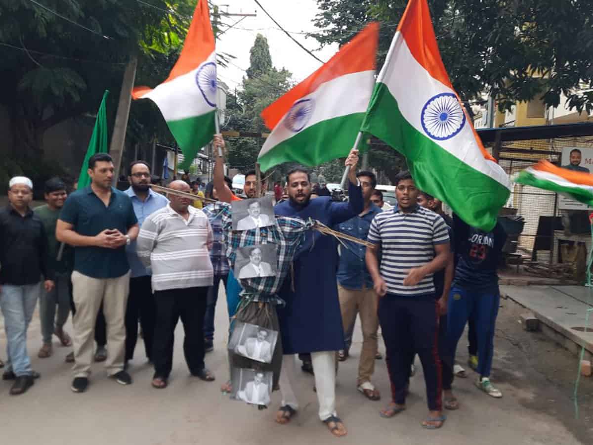 Wasim Rizvi's effigy burnt at Tolichowki for insulting Prophet.