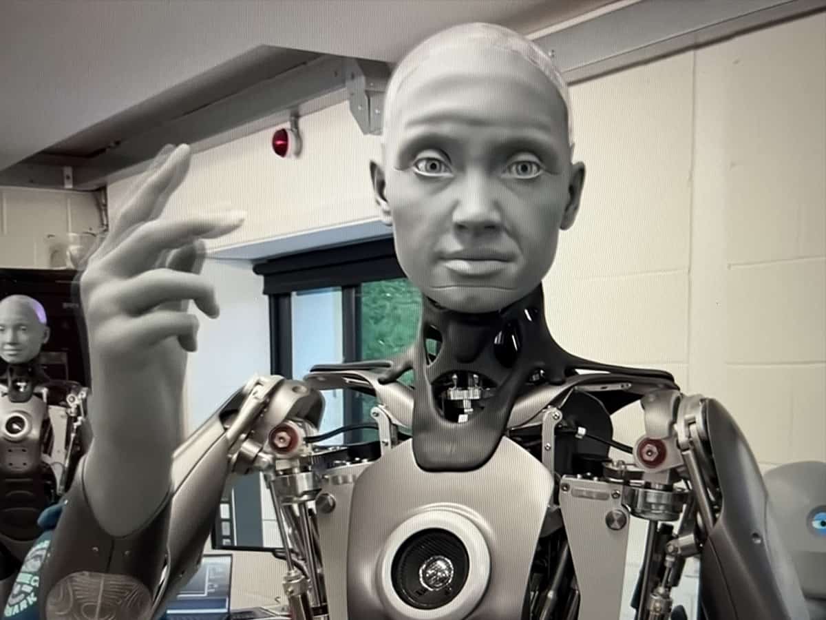 Robots with realistic pain expressions can cut error, bias by doctors