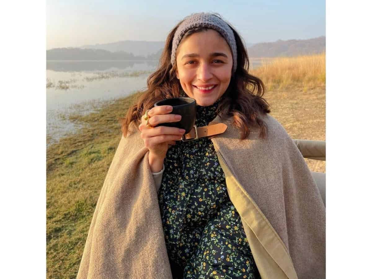 Alia Bhatt flaunts her engagement ring [Photo]