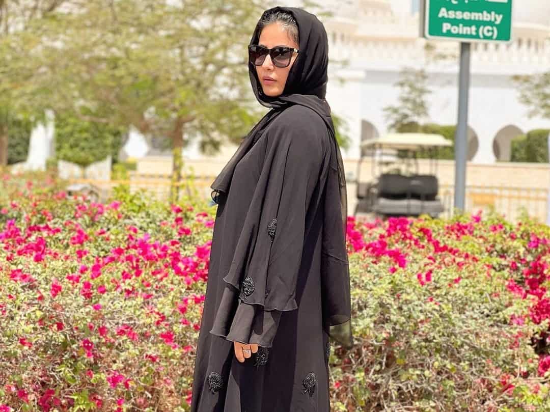 Hina Khan steps out in black abaya, leaves fans awestruck