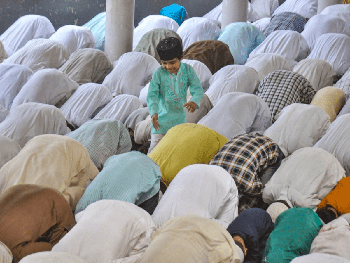 Moradabad: Devotees offer prayers during the holy month of Ramadan, at Jama Masjid in Moradabad, Friday, April 8, 2022. (PTI Photo)