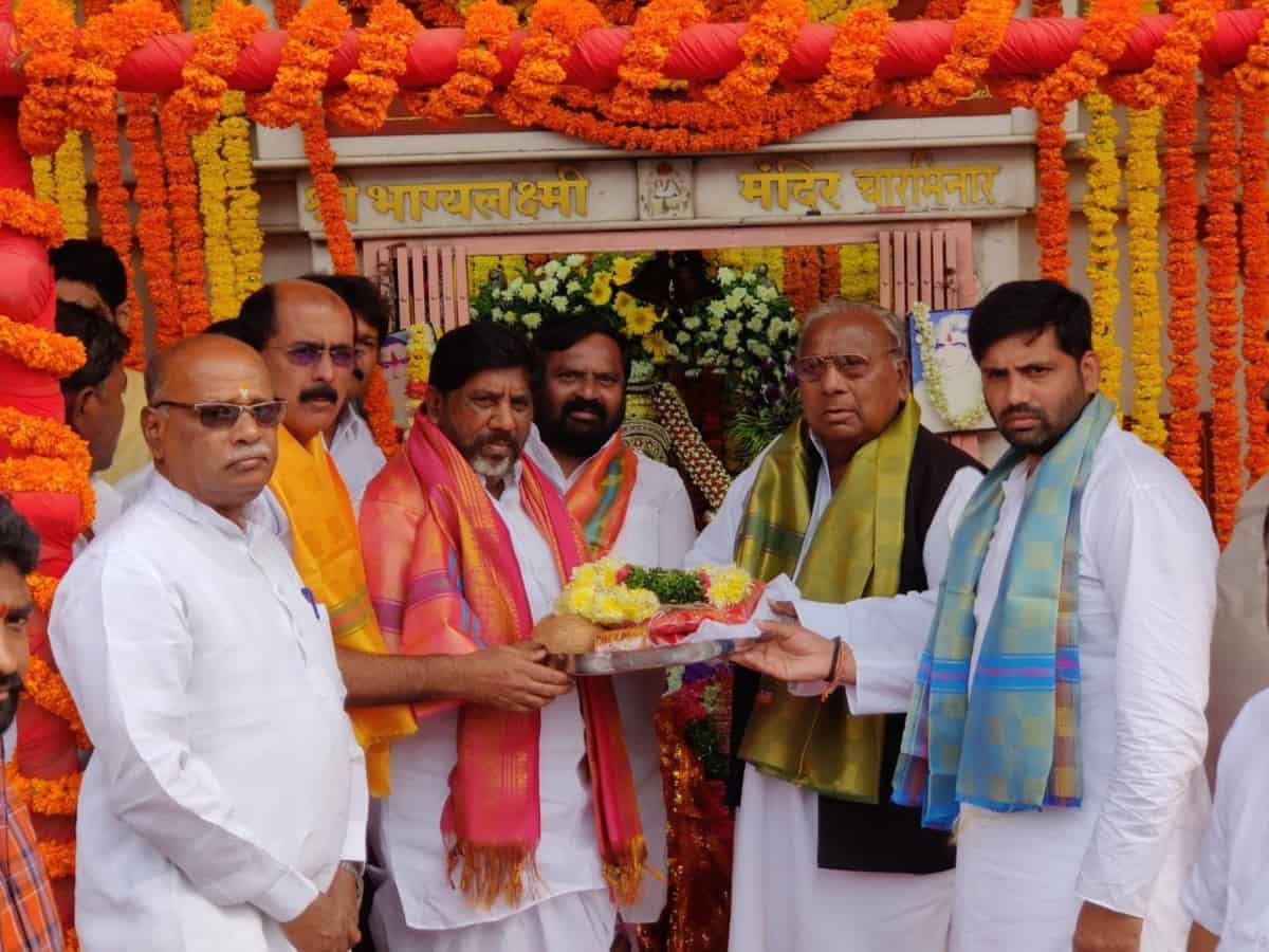 Congress leaders pray at Charminar temple amid row