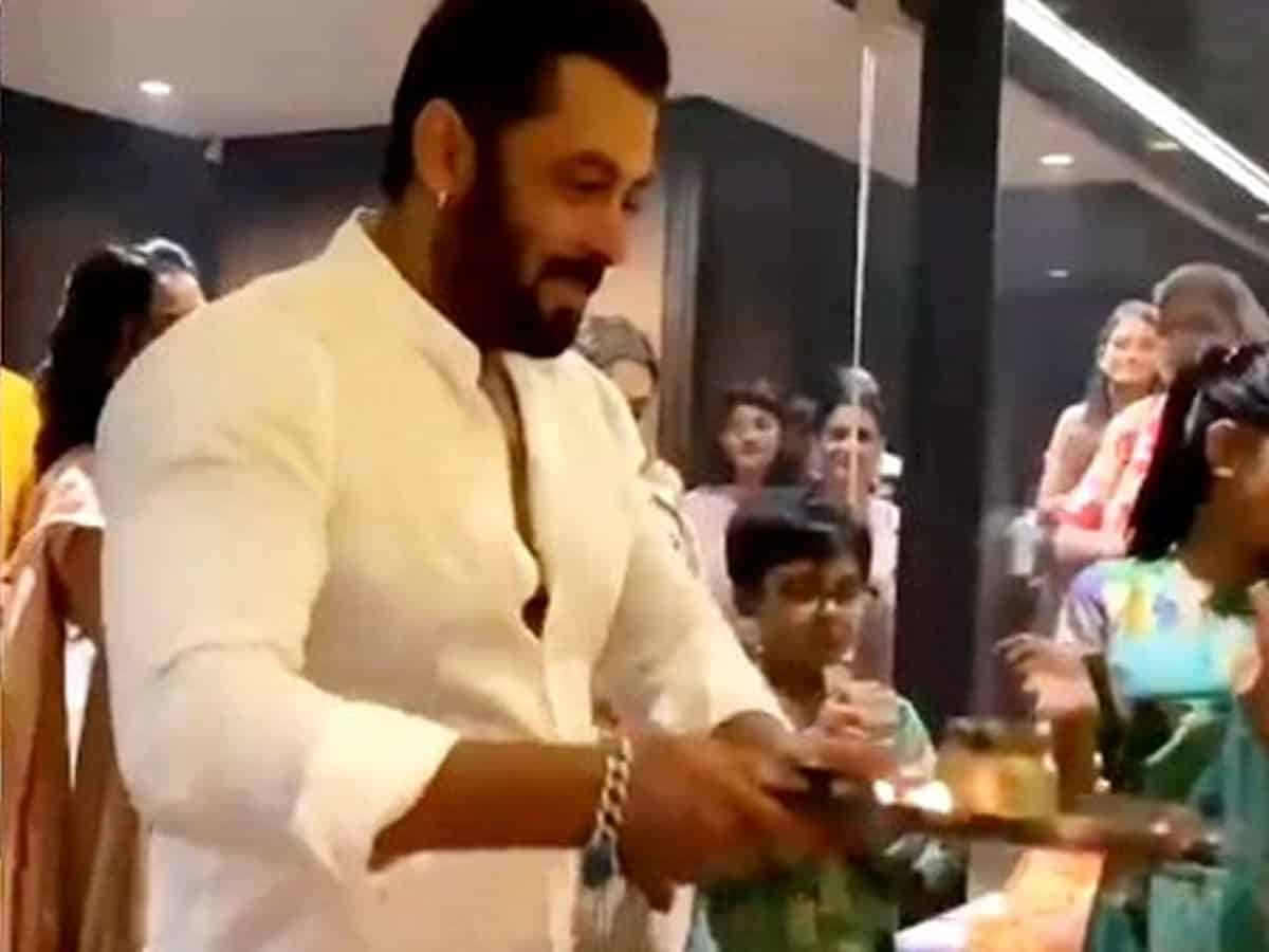 Salman shares glimpses of Ganpati aarti at sister Arpita's home