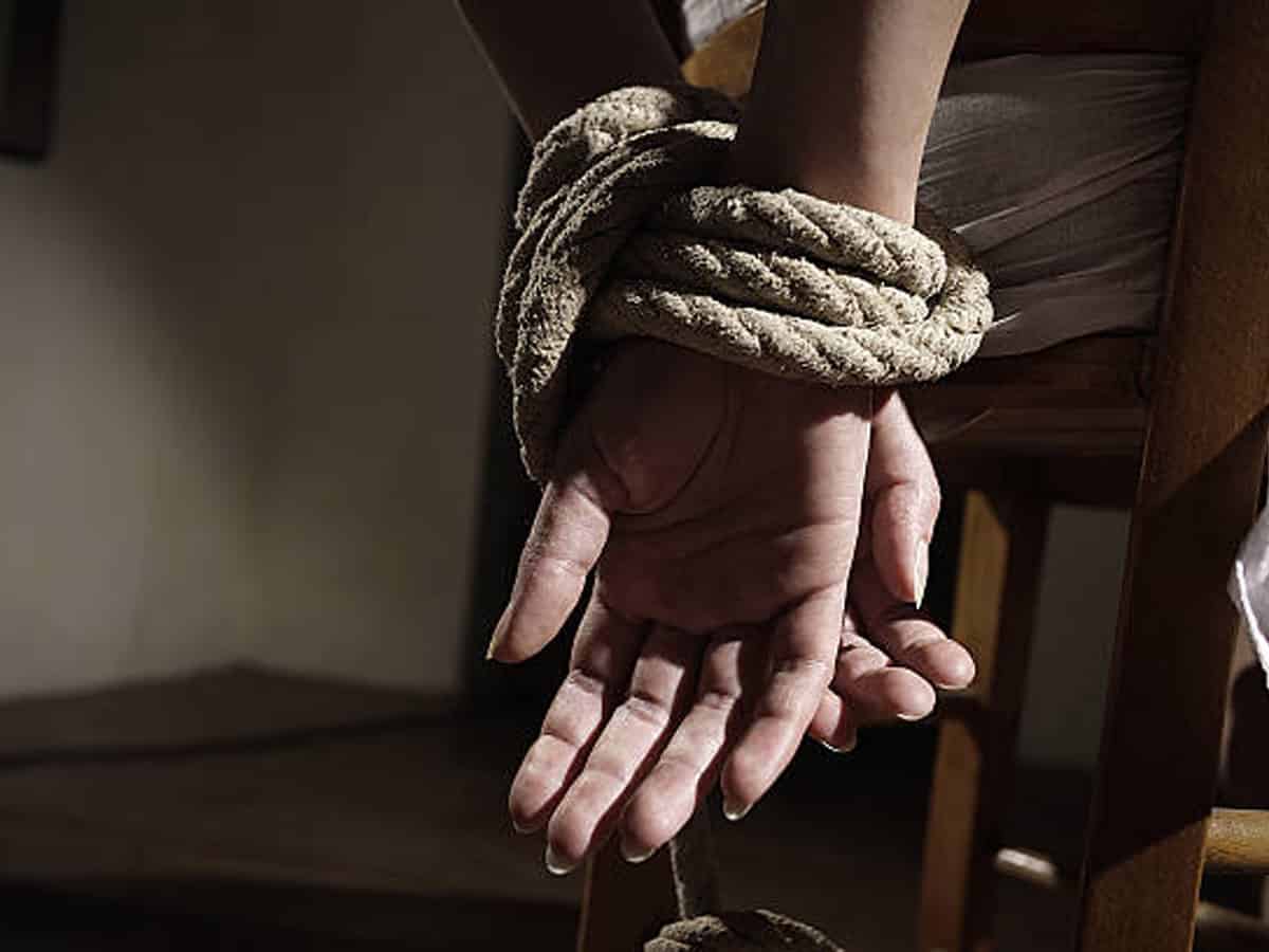 2 women cops booked for kidnapping male colleague