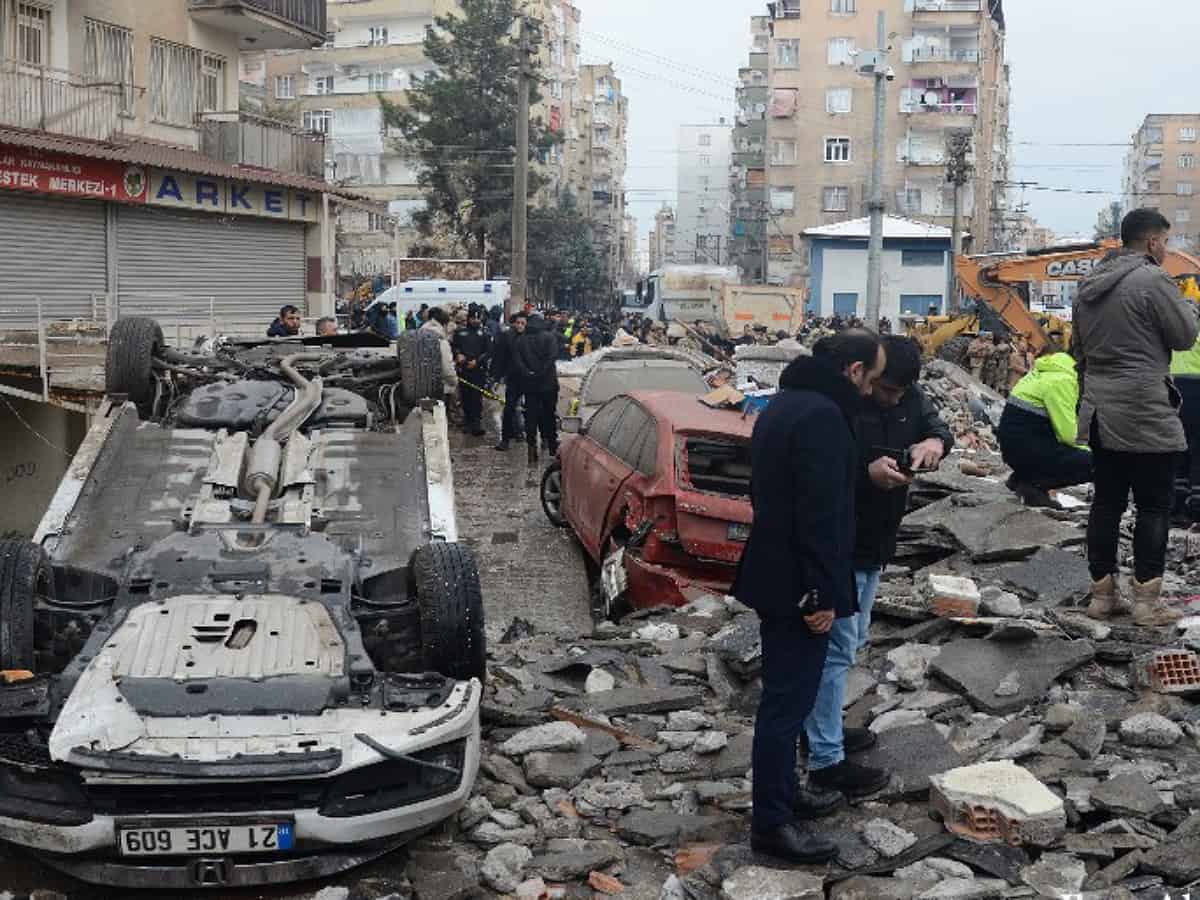Another powerful earthquake hits Turkey hours after first kills 912