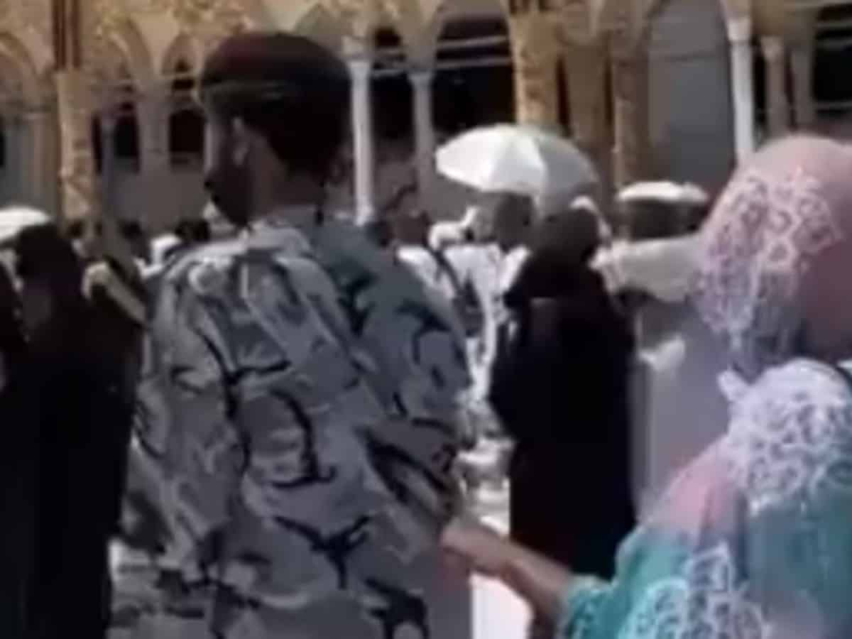 Video: Saudi security guard helps blind pilgrim circumambulate Kaaba during Haj